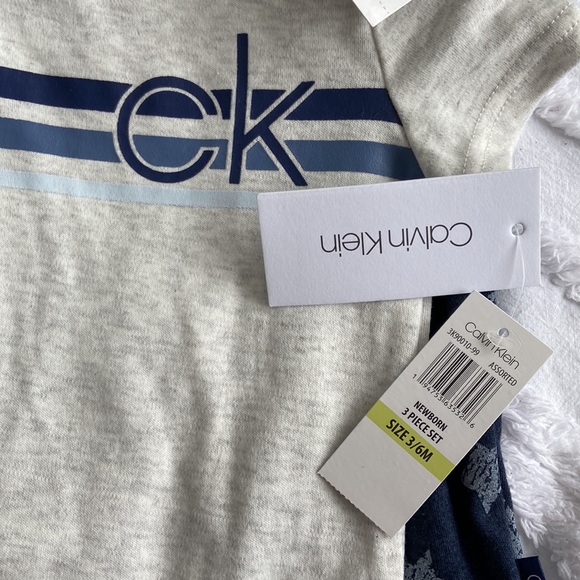 Calvin Klein 3 piece set 3- 6 months - Picture 2 of 6